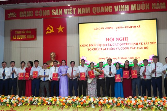 Xã Hương Xuân tổ chức hội nghị công bố nghị quyết, các quyết định về sắp xếp, tổ chức lại thôn và công tác cán bộ