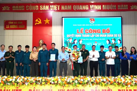 Xã Hương Xuân tổ chức lễ công bố quyết định thành lập chi đoàn quân sự xã