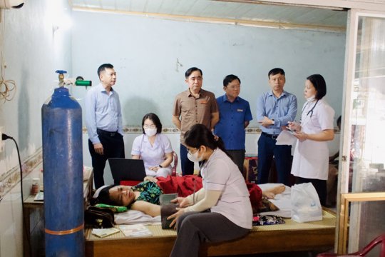 Lãnh đạo xã Hương Xuân kiểm tra công tác khám sức khỏe định kỳ, khám sàng lọc miễn phí cho người dân 