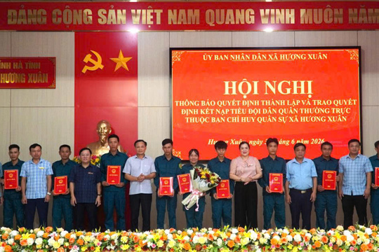 Hương Xuân tổ chức Hội nghị công bố quyết định thành lập và trao quyết định kết nạp tiểu đội dân quân thường trực
