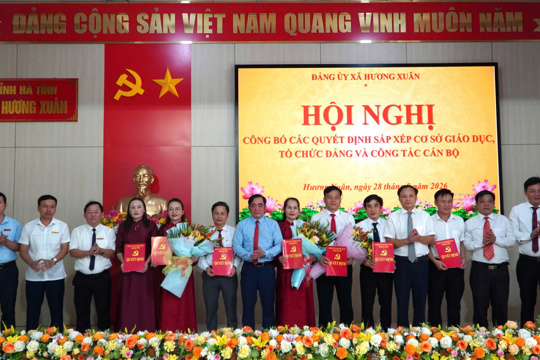 Xã Hương Xuân công bố các quyết định về thành lập trường và công tác cán bộ