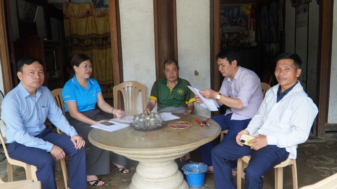 Xã Hương Xuân trao hỗ trợ mô hình sinh kế cho 15 hộ dân có hoàn cảnh khó khăn bị ảnh hưởng thiên tai