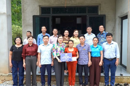 Ban Thường trực Ủy ban MTTQ Việt Nam xã Hương Xuân tổ chức trao tặng nhà tình nghĩa cho hộ gia đình ông Đậu Viết Lượng thôn Hương Vĩnh