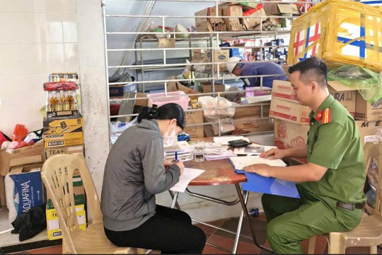 Công an xã Hương Xuân kiểm tra, hướng dẫn và ký cam kết bảo đảm an toàn phòng cháy, chữa cháy tại các cơ sở kinh doanh trên địa bàn 