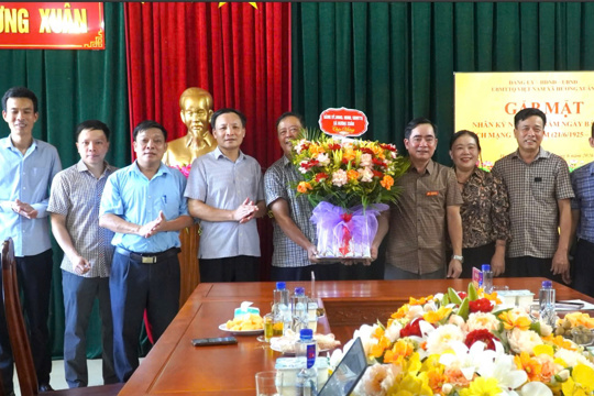 Lãnh đạo xã Hương Xuân gặp mặt, chúc mừng Trung tâm Dịch vụ tổng hợp xã nhân kỷ niệm 101 năm Ngày Báo chí Cách mạng Việt Nam