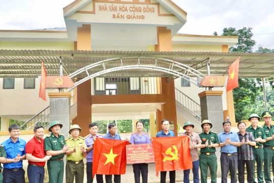 Viện Kiểm sát nhân dân KV4, Agribank Hương Khê và Hạt Kiểm lâm phối hợp trao tặng tuyến cờ Đảng, cờ tổ quốc và cây xanh tại Bản Giàng II kỷ niệm 81 năm Cách mạng Tháng Tám và Quốc khánh 2/9