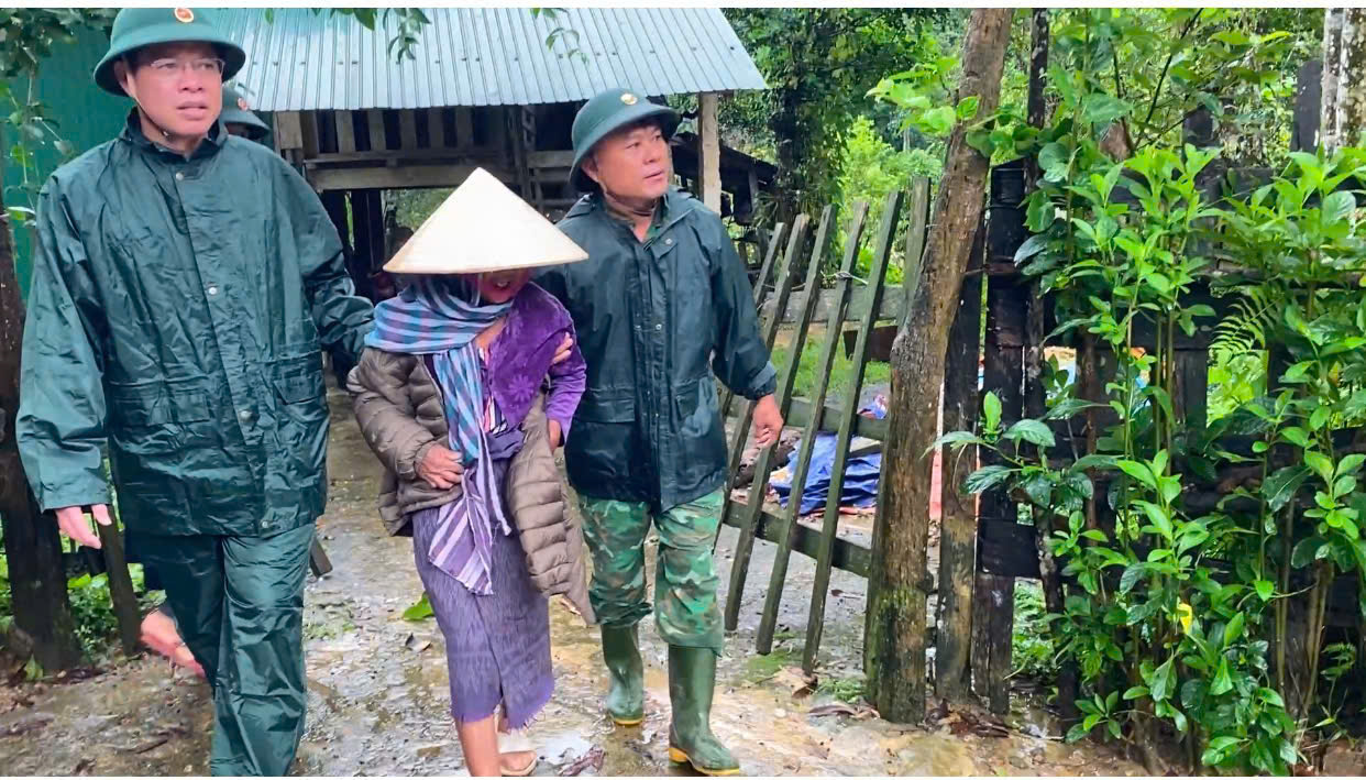 Cán bộ, Chiến sĩ Bộ đội Biên phòng Bản Giàng khẩn trương di dời dân tại Bản Rào Tre xã Phúc Trạch và Bản Giàng II xã Hương Xuân tránh lũ lụt