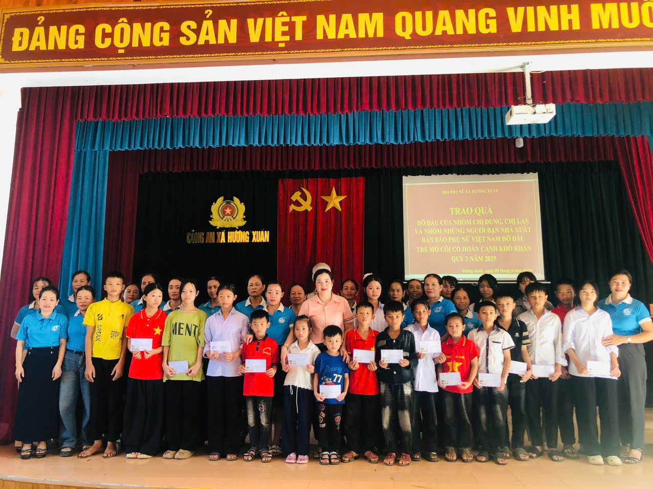 Hội Liên hiệp Phụ nữ xã Hương Xuân phối hợp trao quà đỡ đầu trẻ mồ côi có hoàn cảnh khó khăn quý III năm 2025. 