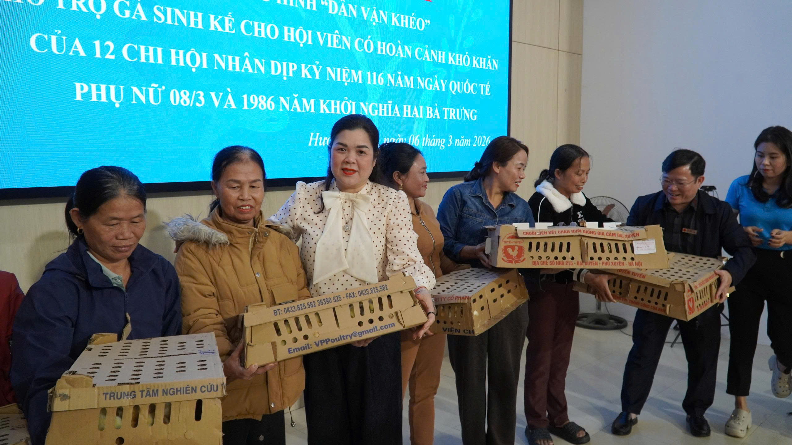 Trao mô hình chăn nuôi gà – Giải pháp sinh kế bền vững cho hội viên phụ nữ xã Hương Xuân