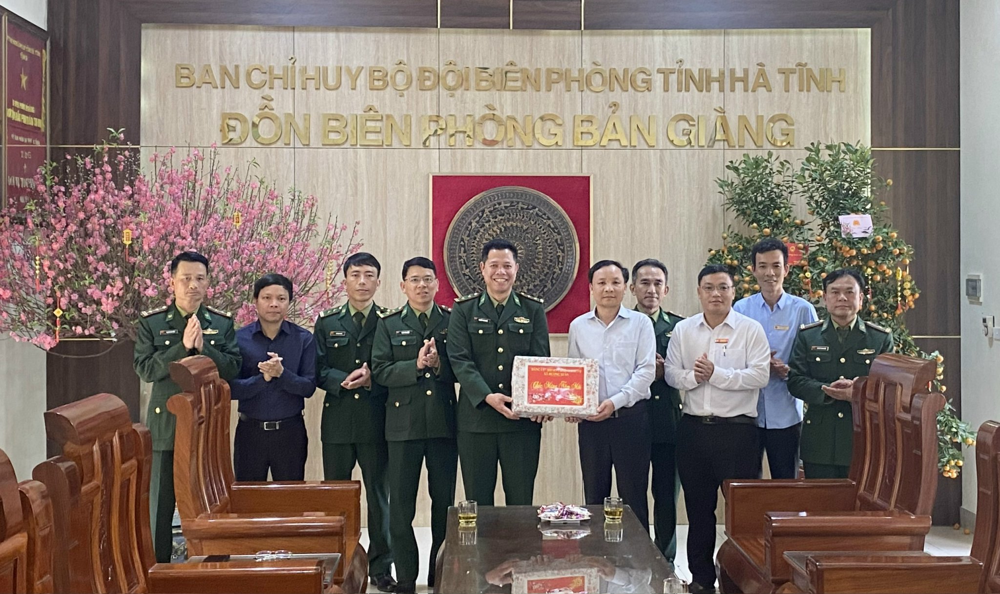 Đảng uỷ - UBND – Uỷ ban MTTQ Việt Nam xã Hương Xuân chúc Tết các đơn vị và cơ sở Tôn giáo trên địa bàn.