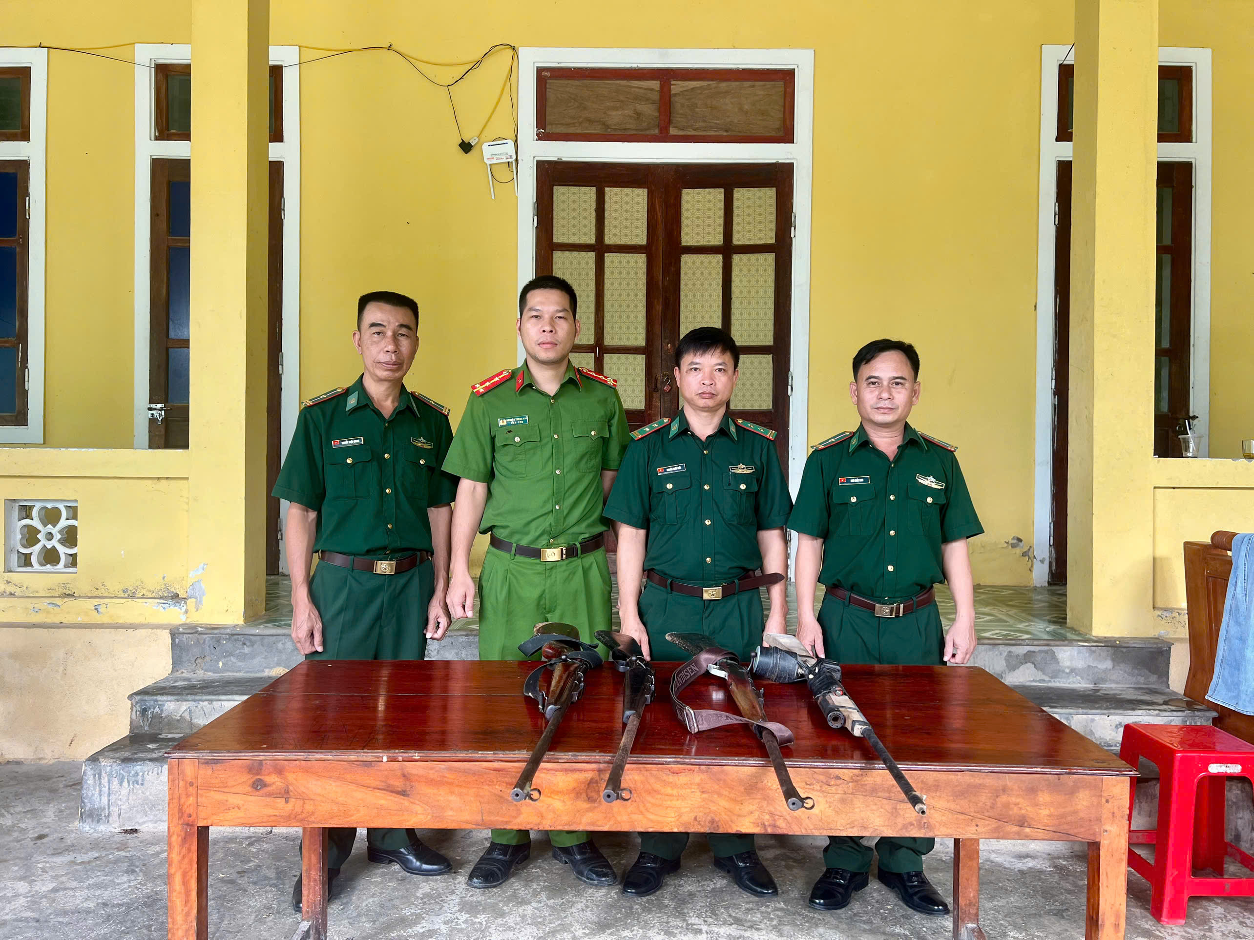 Đồn Biên phòng Bản Giàng phối hợp Công an xã Hương Xuân tổ chức tuyên truyền, vận động 03 người dân trên địa bàn xã Hương Xuân giao nộp vũ khí 