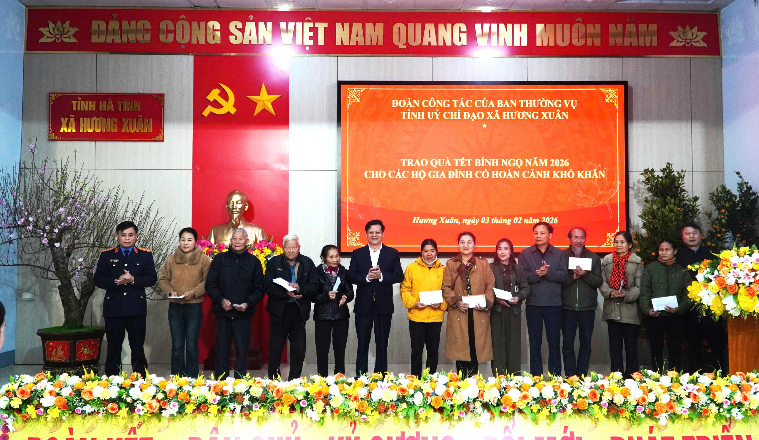 Xã Hương Xuân trao quà cho trẻ em mồ côi và các hộ gia đình có hoàn cảnh đặc biệt khó khăn 